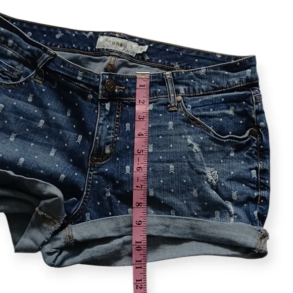 TORRID WOMEN'S SKULL POLKA DOTS  DISTRESSED BLUE DENIM JEANS SHORT. SIZE 16 - Picture 8 of 16
